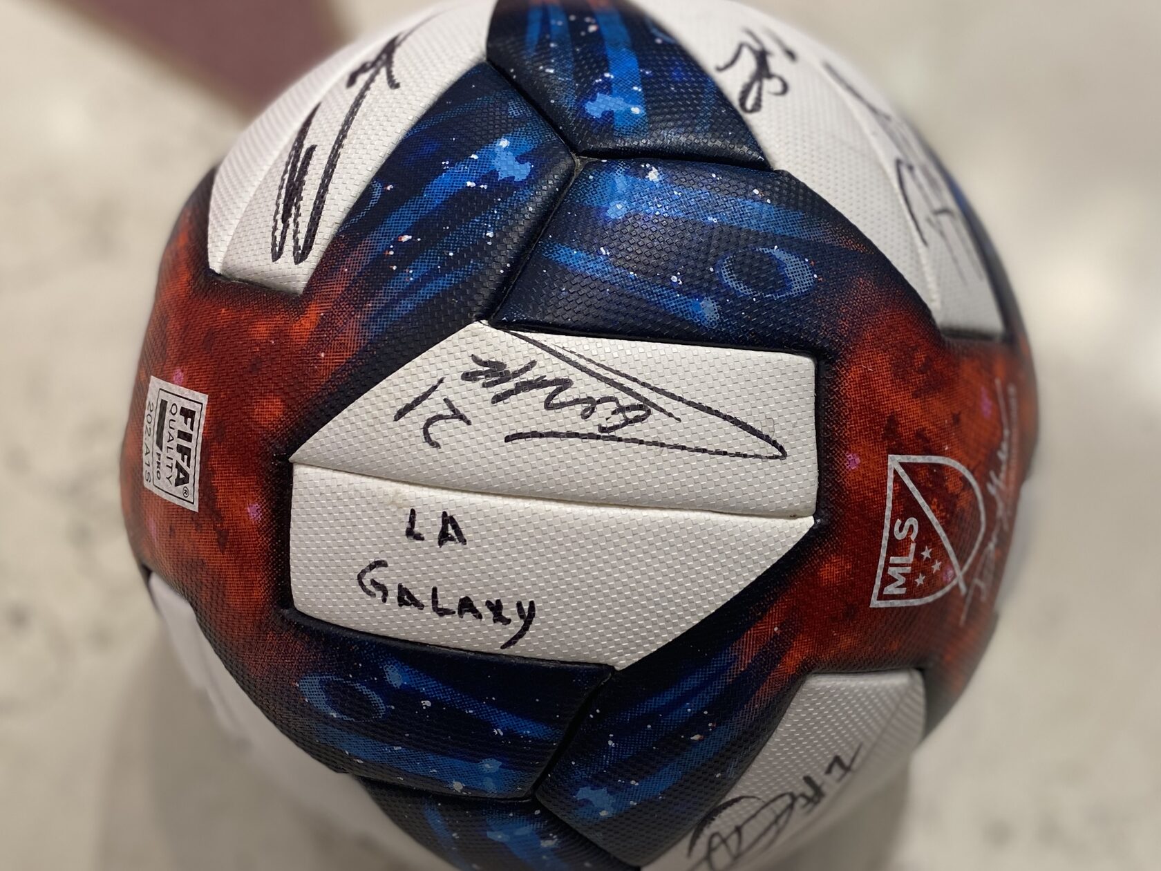 Мяч 2019 LA Galaxy, использованный в игровом сезоне Высшей Футбольной Лиги, с автографами — Златан Ибрагимович, Дэвид Бингем, Итан Зубак, Дэниел Стерес, Джо Корона и другие