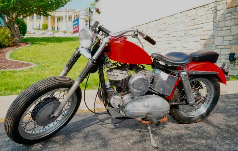 Мотоцикл Harley-Davidson Model K 1955 года из фильма «Плакса», за рулем которого ездил Джонни Депп, выставлен… — фото 1