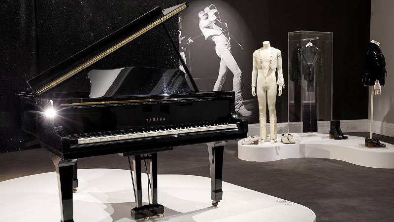 В 2023 году на аукционе Sotheby’s за 2,2 миллиона долларов был продан рояль Фредди Меркьюри — фото 1