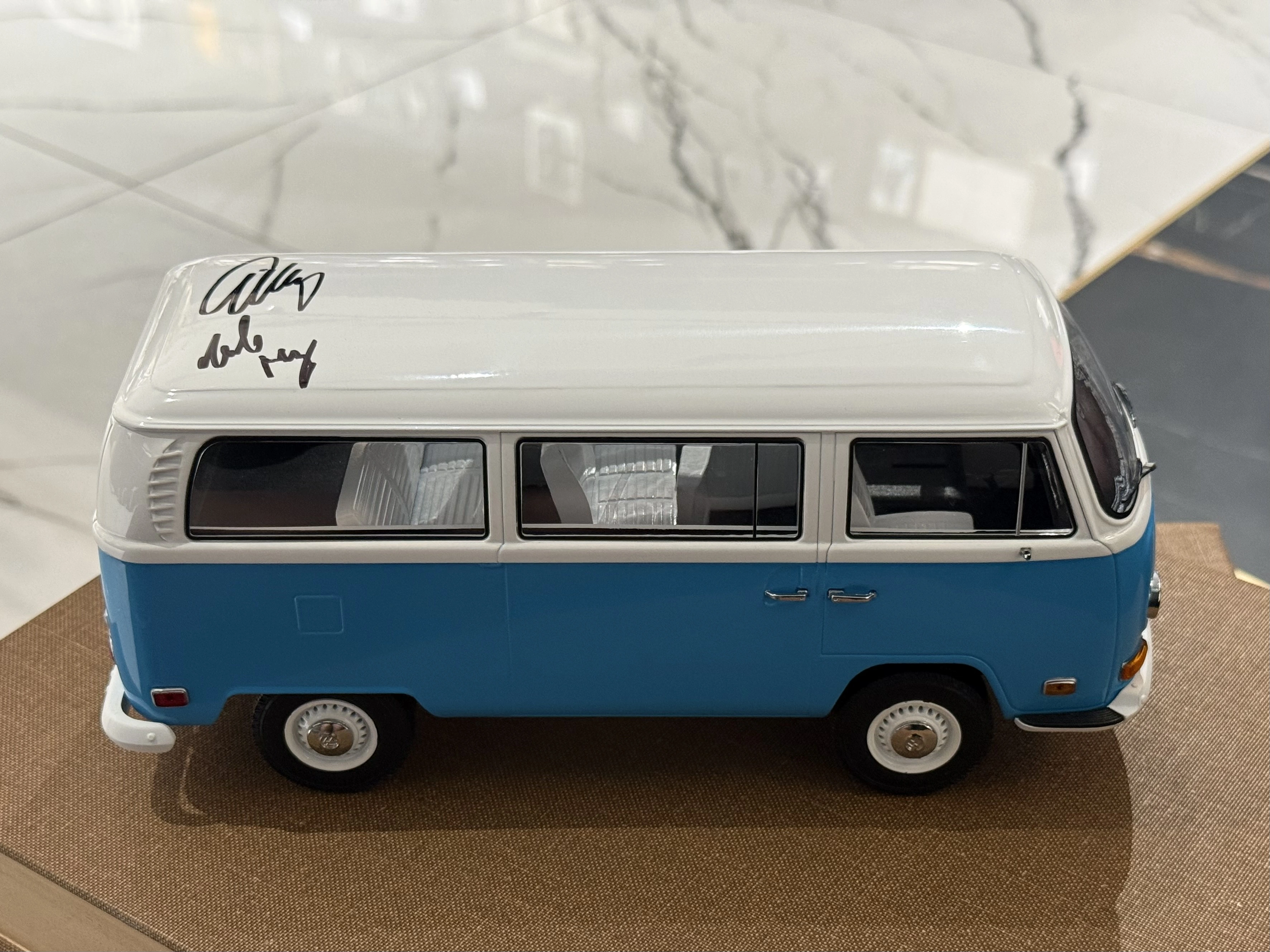 Mini Model RV from the TV Series "Lost" with Autographs — Michelle Rodriguez (米歇尔·罗德里格斯) and Evangeline Lilly (伊万杰琳·莉莉) — Mini Model RV from the TV Series "Lost" with Autographs